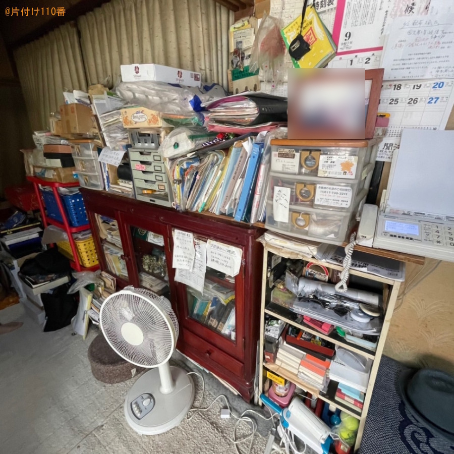 カラーボックス、本棚、扇風機、FAX、書類、布団、衣類等の回収